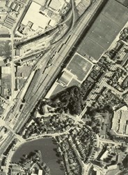 <p>Luchtfoto uit ca. 1968 met daarop de pas gerealiseerde Hanzehal. Een deel van de Slingerboschgracht werd gedempt voor de toegangsweg (begin Fanny Blankers-Koenweg) vanaf de Coehoornsingel. </p>
